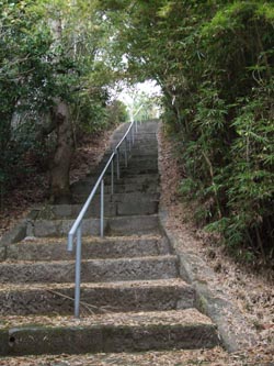 京泊教会跡に登る坂