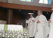 葬儀ミサで柩に聖水を振りかける司祭