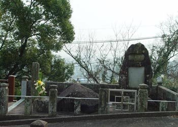 花岡山にある「加賀山隼人正息女墓」
