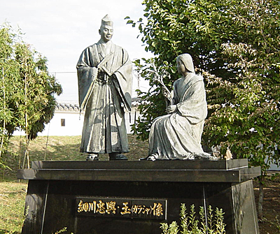 細川忠興と玉の像