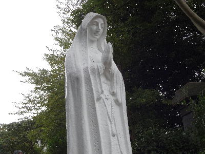外国人墓地のマリア像