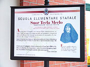 小学校の前にあるシスターテクラ・メルロについての説明