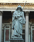 聖堂前にある聖パウロの像