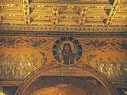 身廊の穹窿（きゅうりゅう）の細部にあるキリストの顔