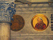 ヨハネ・パウロ2世の肖像と空の額