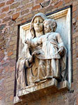 カルロ・マーニョの門の上部にある聖母子