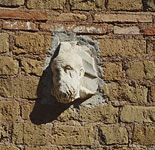 ビンセンシオとアナスタジオの聖堂の壁に埋められた聖パウロ