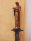 階段に置かれている聖母子像