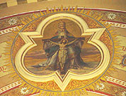 正面祭壇の三位一体の壁画