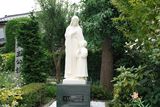 門の横にある「よき勧めの聖母」像