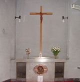 脇祭壇と献堂の発案者 フーゴー・ラサール神父のレリーフ