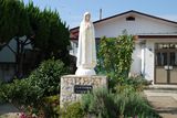 庭のファチマの聖母像