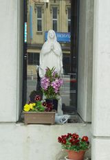 聖堂前のルルドの聖母像