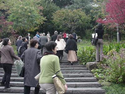 祈りに向かう人々